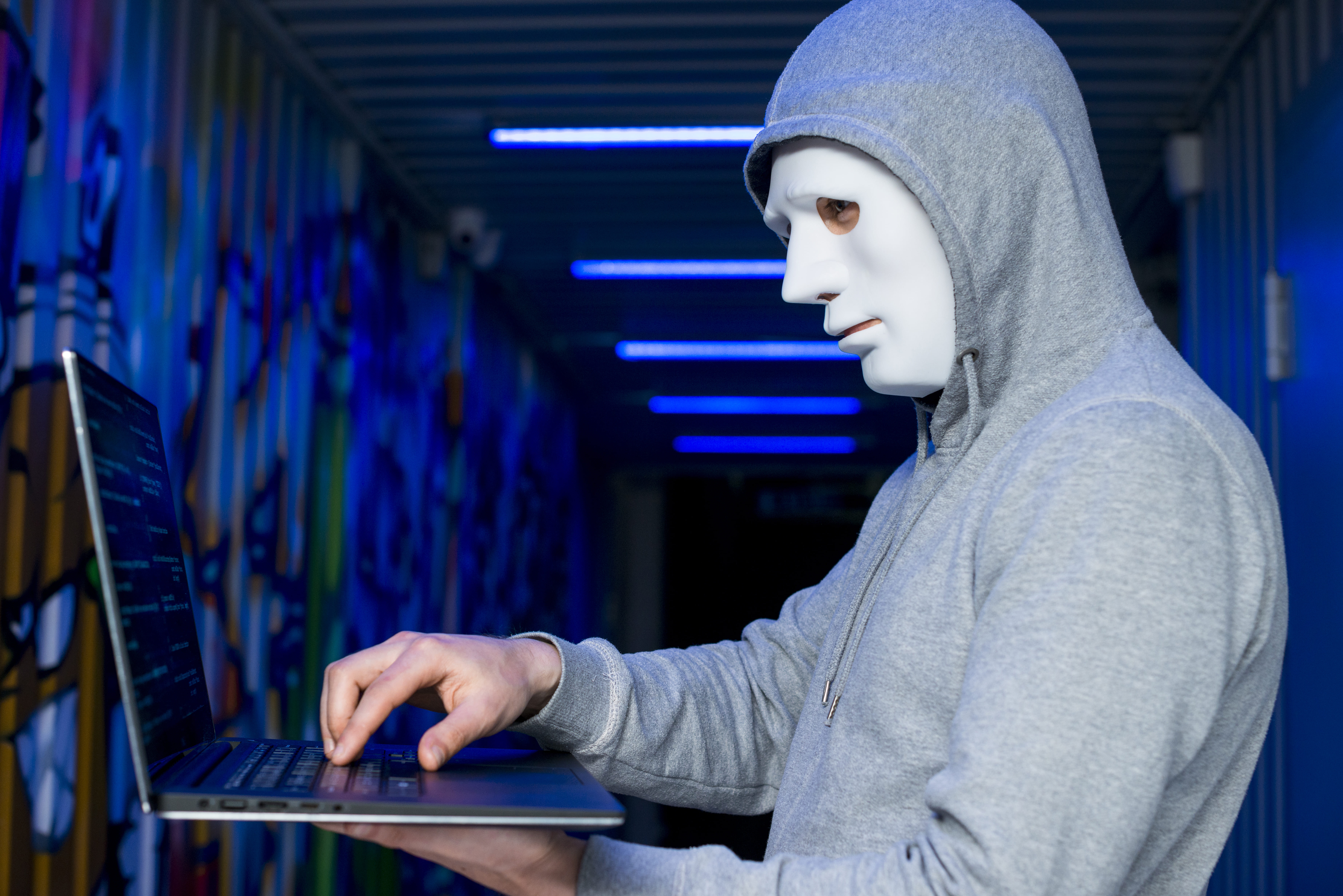 portrait-hacker-with-mask 2