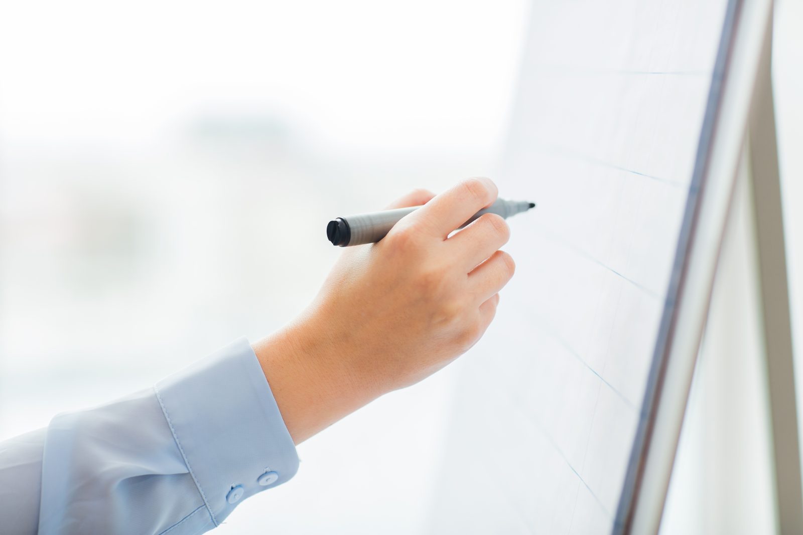 office-business-people-education-concept-close-up-hand-with-marker-writing-drawing-something-flip-chart