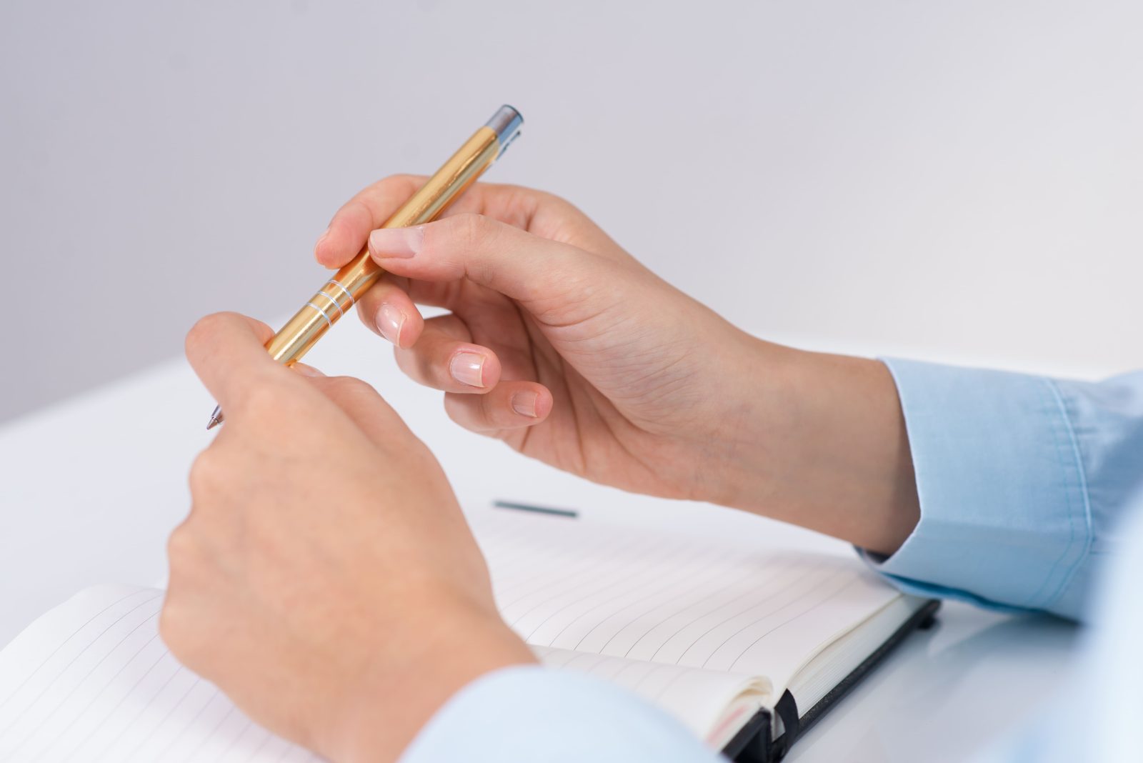 closeup-business-person-holding-pen-planning