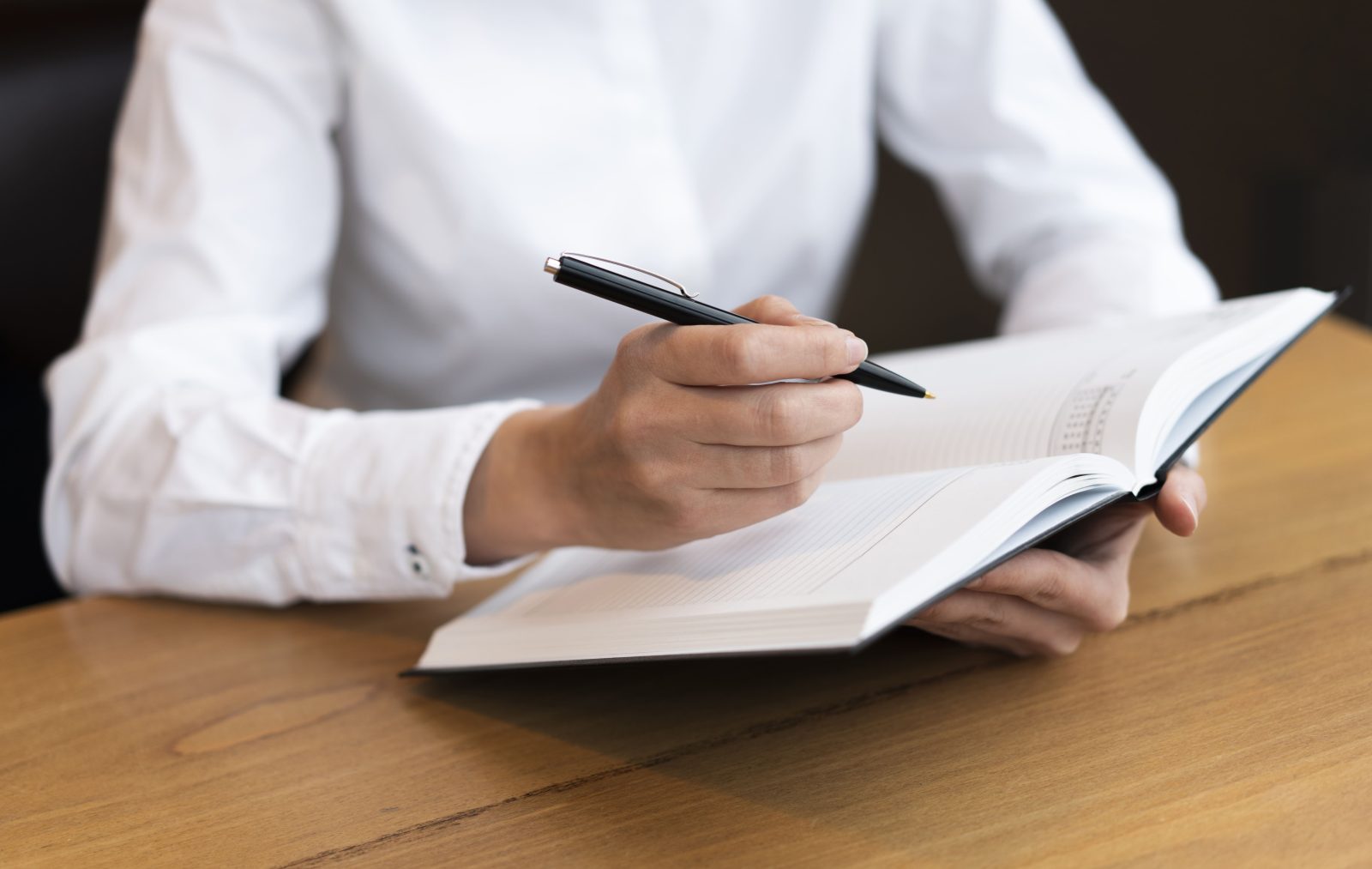business-woman-writing-agenda
