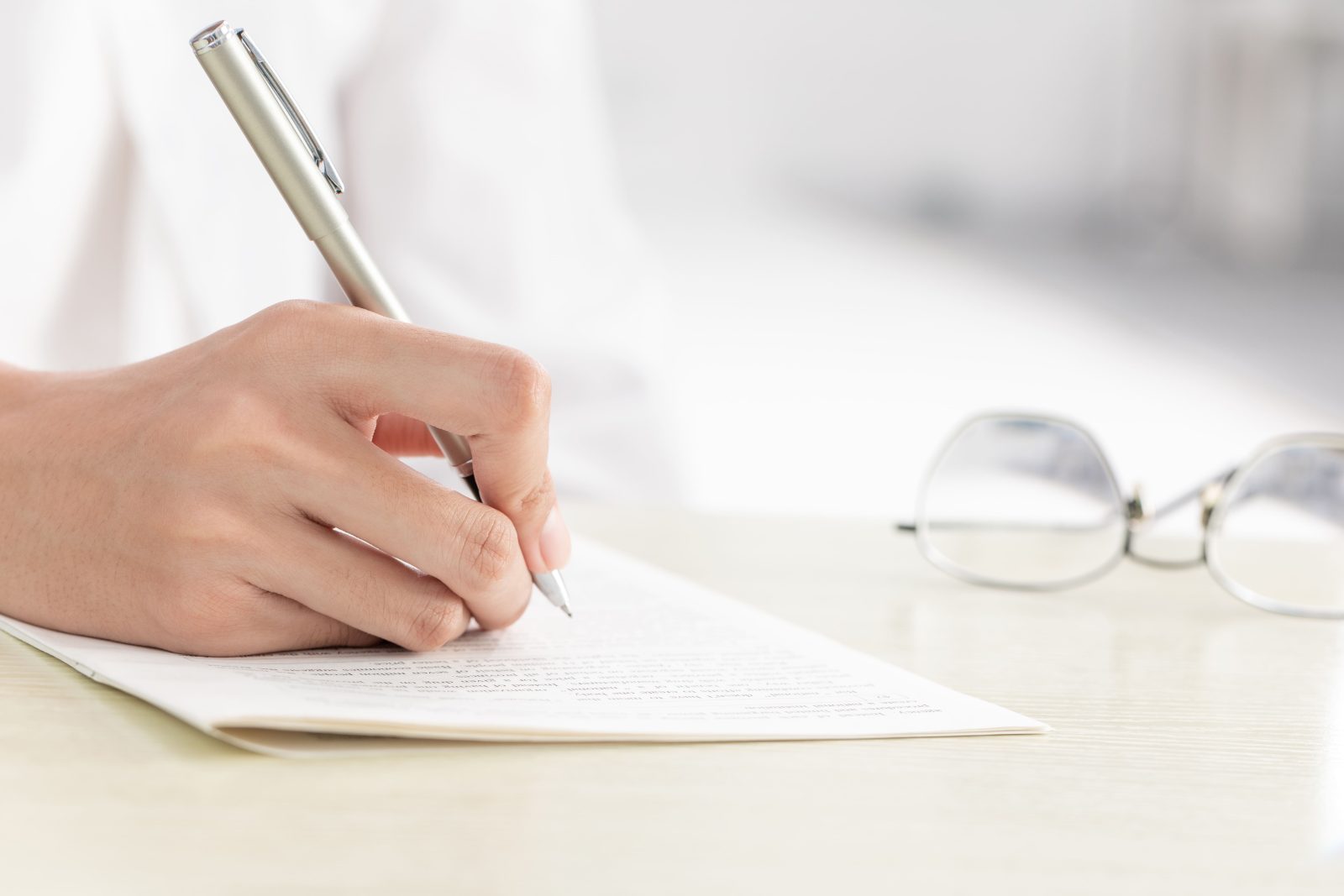 hand-businesswoman-writing-paper-office